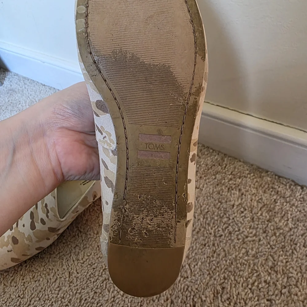 TOMS Women Cream and Brown Camoflauge Patterned Slip-On Loafer Shoes Size 5.5
